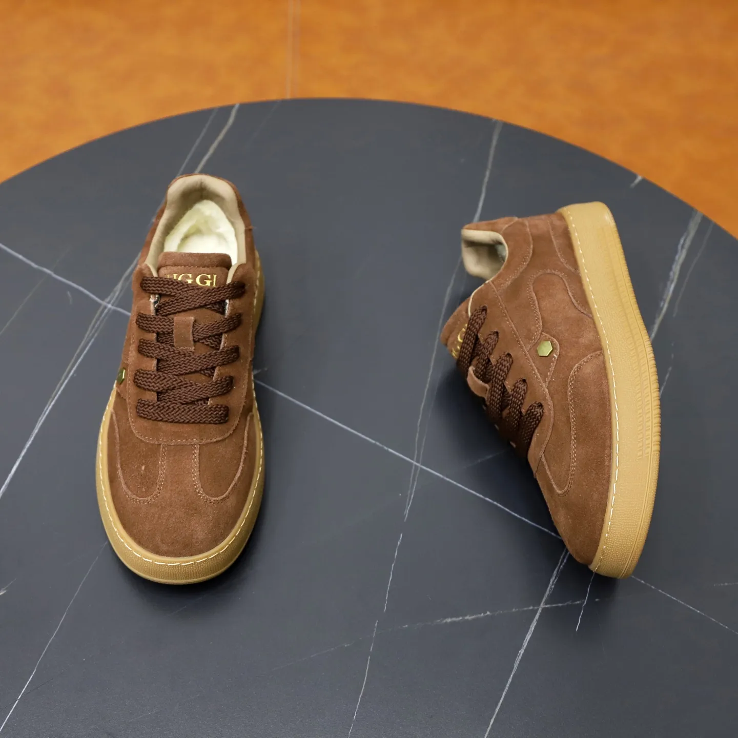 Ex-factory price: 540💰Thick wool imported from Australia Brand: UGG genuine purchase Size: 39-44 Grade: Official website 1:1 Material: First layer of genuine leather waterproof and antifreeze upper Real wool lining Original non-slip soft wear-resistant outsole Style category: Men's casual shoes Trendy style Comfortable on the feet Color: Official website color synchronization